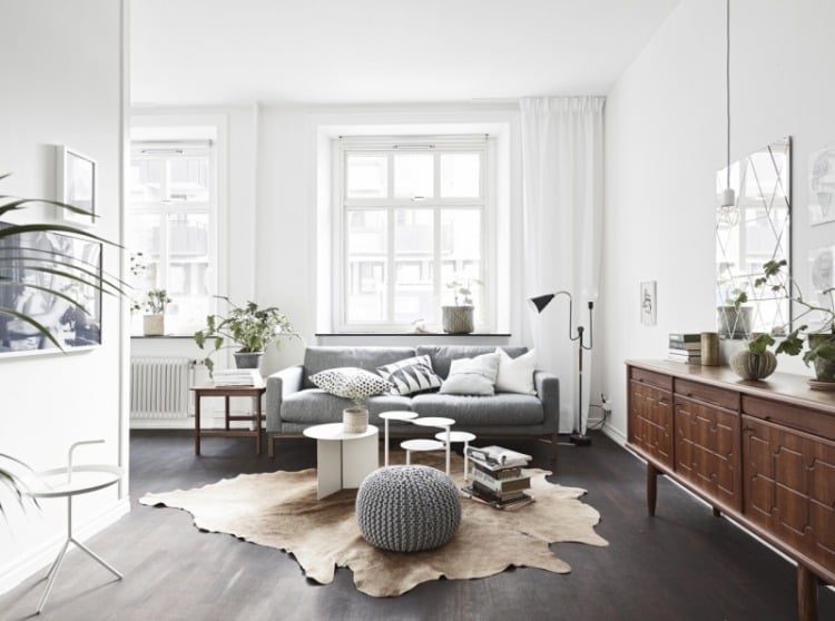 deko-wohnzimmer-skandinavisch-weiss-holz-sideboard-vintage-grau-couch-pouf