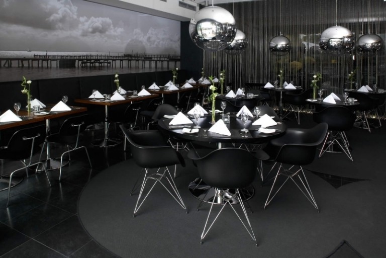 design-hotels-deutschland-Ueberfluss-bremen-restaurant-schwarz-eames-chair
