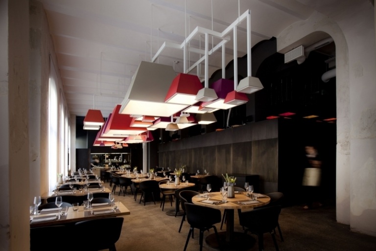 Design Hotels in Deutschland -beckers-trier-restaurant-schwarz-tische