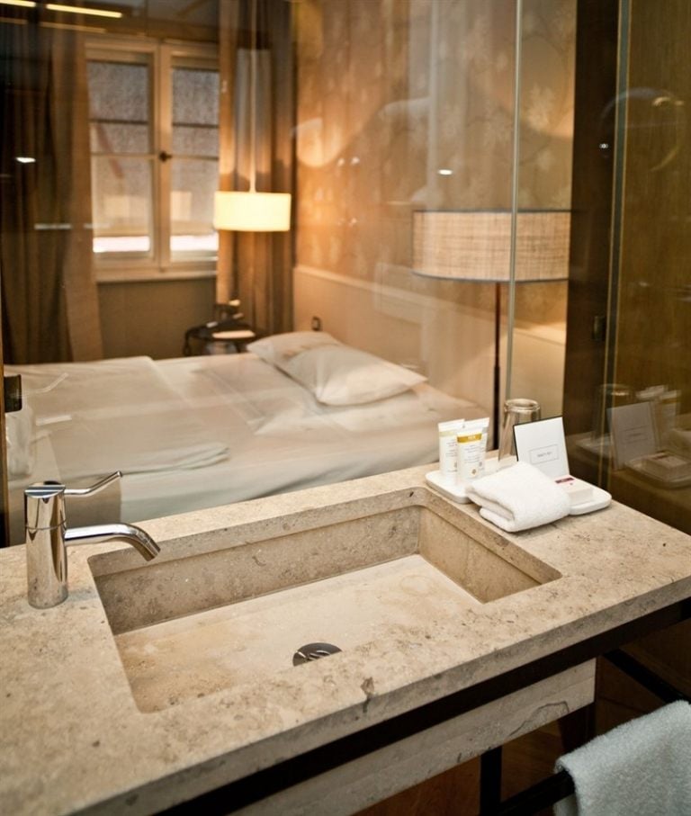 design-hotels-deutschland-cortina-muenchen-badezimmer-naturstein-glaswand