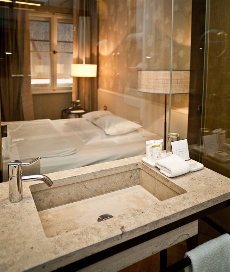 design-hotels-deutschland-cortina-muenchen-badezimmer-naturstein-glaswand