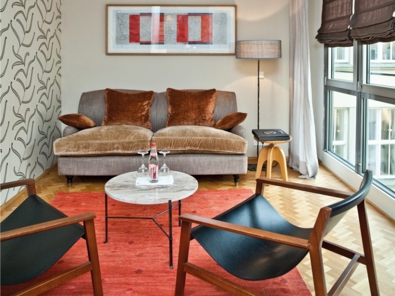 design-hotels-deutschland-cortina-muenchen-zimmer-couch-50er-stil