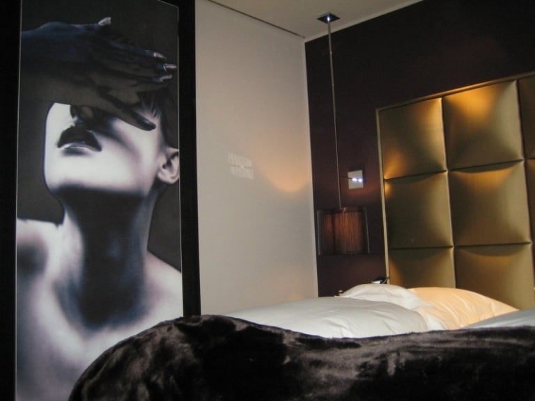design-hotels-deutschland-roomers-frankfurt-hotelzimmer-edel-dunkle-metallische-farben
