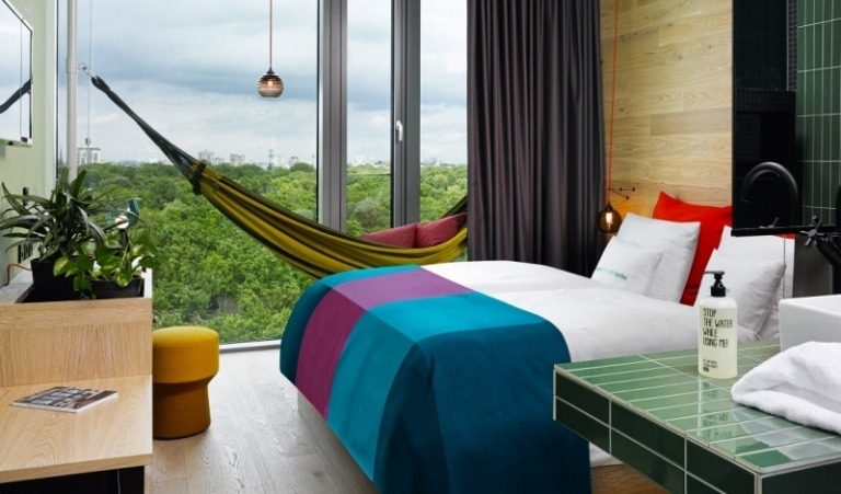 design-hotels-deutschland-schlafzimmer-urban-stil-25-hours-hotel-bikini