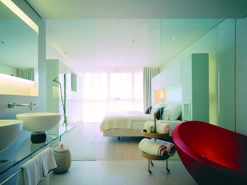 design-hotels-deutschland-side-hamburg-hotelzimmer-elegant-glaswand-bad
