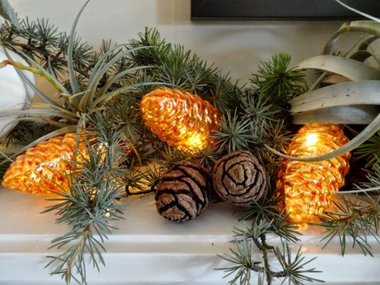 diy beleuchtung weihnachten kaminsims arrangement tannenzapfen lichterkette deko