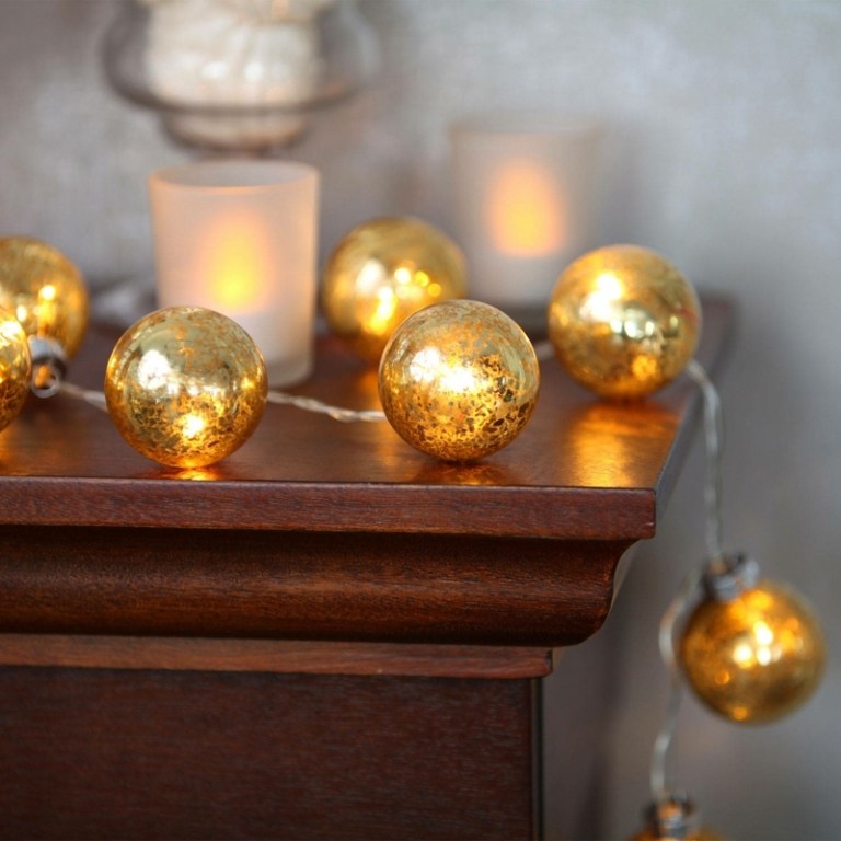 diy beleuchtung zu weihnachten christbaumkugeln gold lichterkette idee
