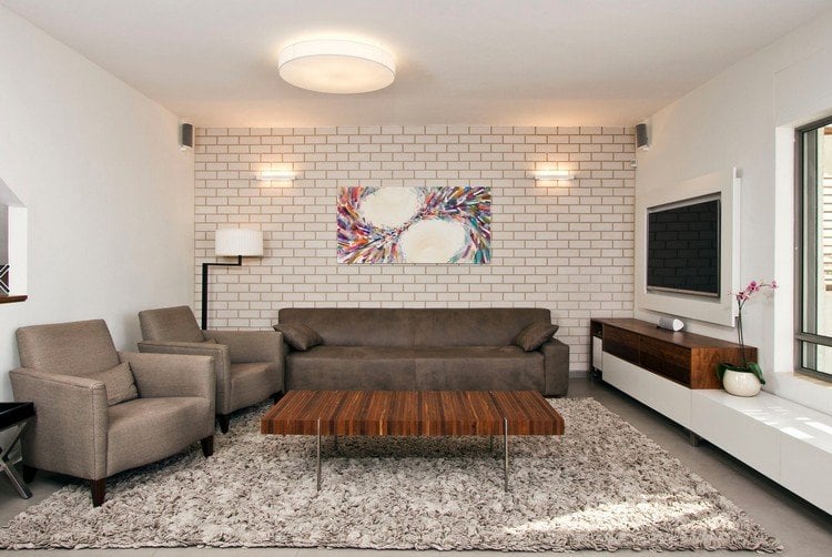 Flachbildfernseher an die Wand hängen rahmen-kabel-verstecken-wohnzimmer-braune-polstermoebel
