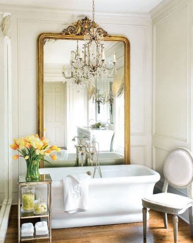 Französischer Landhausstil -wohnaccessoires-badezimmer-badewanee-freistehend-holzboden-spiegel