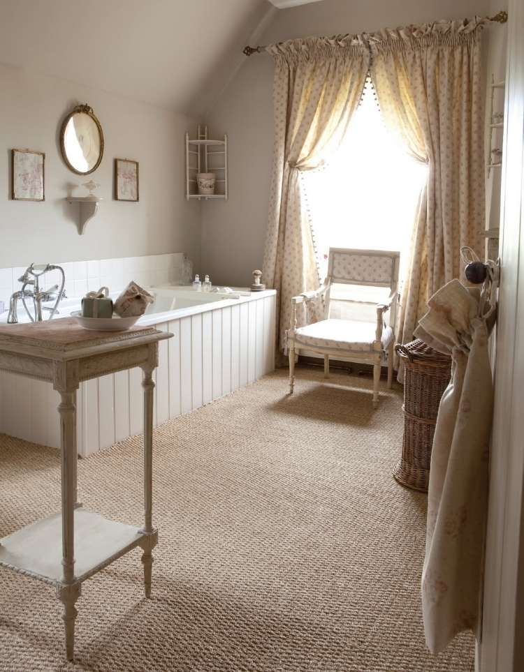 Französischer Landhausstil -wohnaccessoires-badezimmer-teppichboden-badewanne-vintage