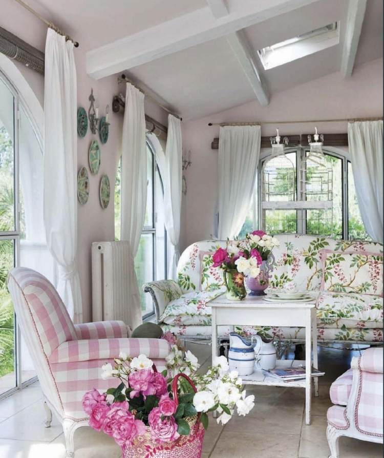 franzosischer-landhausstil-wohnaccessoires-wohnzimmer-terrassentueren-polster-rosa-weiss-floral-karos