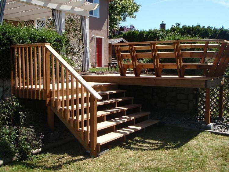 Gartentreppe aus Holz bauen-beispiel-terrasse-gelaender-garten