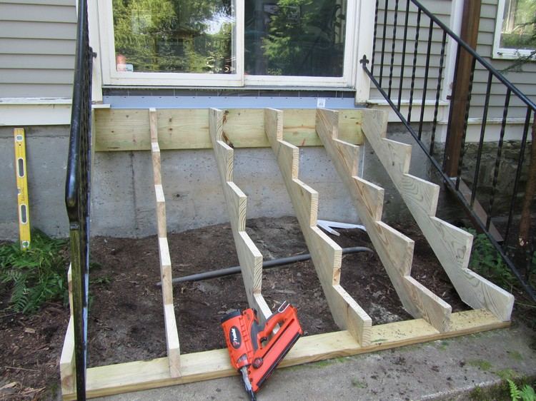gartentreppe-holz-bauen-beispiel-treppenwangen-tragbalke-terrasse