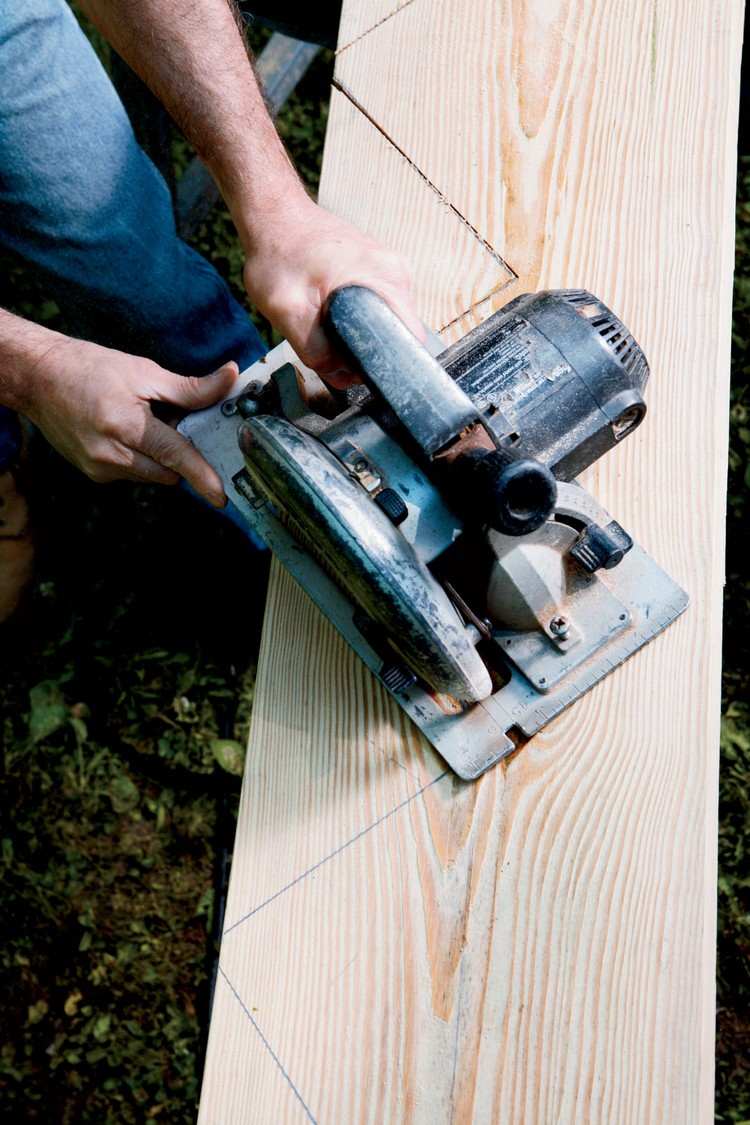Gartentreppe aus Holz selber-bauen-anleitung-treppenwangen-ausschneiden