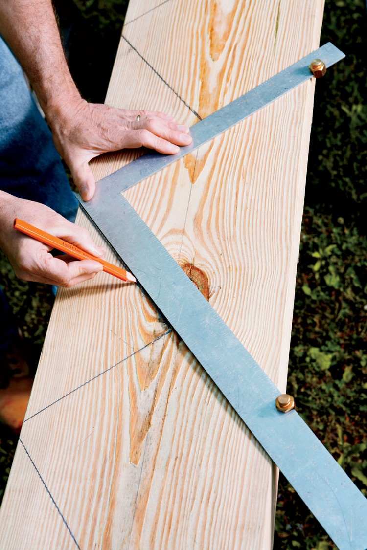 Gartentreppe aus Holz selber-bauen-anleitung-treppenwangen-bleistift-holzbrett-markieren