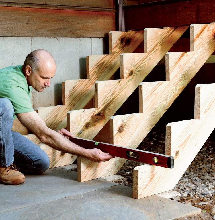 Gartentreppe aus Holz selber-bauen-anleitung-wasserwaage-nivellieren