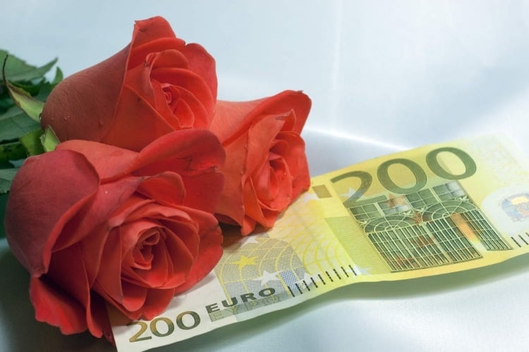 geldgeschenke-geburtstag-basteln-idee-bargeld-geldschein-roden-rote-romantisch