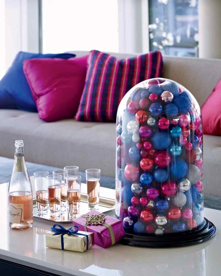Glasglocke dekorieren weihnachten-glaskugeln-verschiedene-farben-wohnzimmer-couchtisch