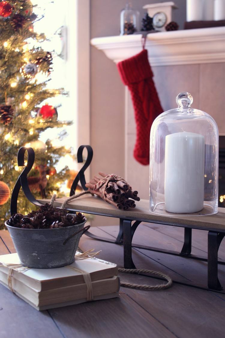 glasglocke-dekorieren-weihnachten-grosse-weisse-stumpenkerze-schlitten