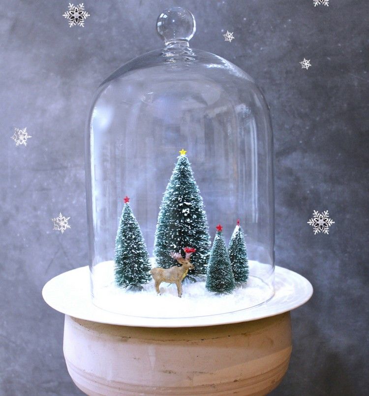 glasglocke-dekorieren-weihnachten-gruene-tannenbaum-figuren-elch