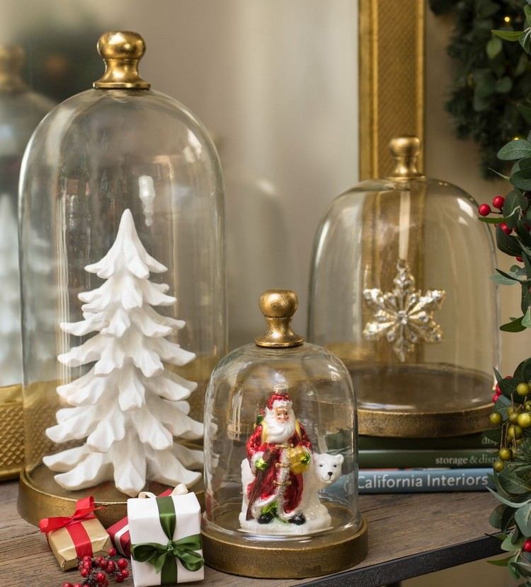 glasglocke-dekorieren-weihnachten-weisser-tannenbaum-weichnachtsmann-figur