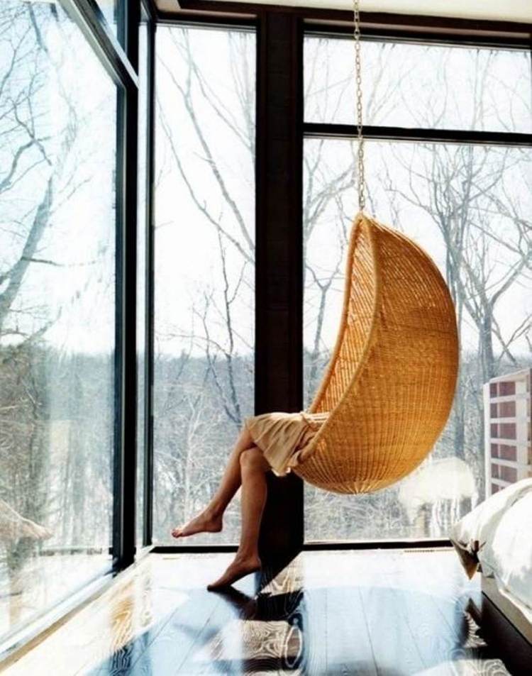 hangesessel-korb-rattan-modern-design-schlafzimmer-panoramafenster-ausblick-frau