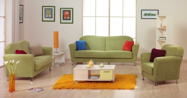 ideen zu sofa gruen couchgarnitur orange teppich weiss couchtisch