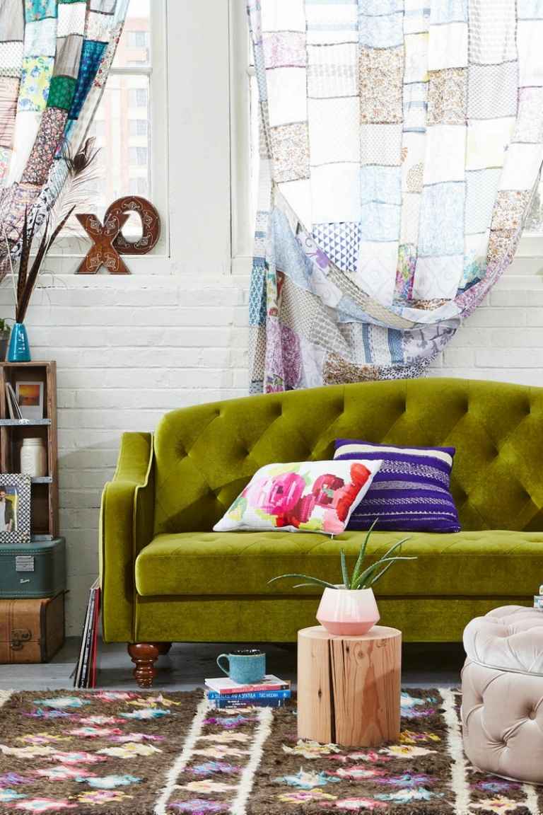 ideen zu sofa gruen gardine patchwork teppich bunt baumstamm couchtisch