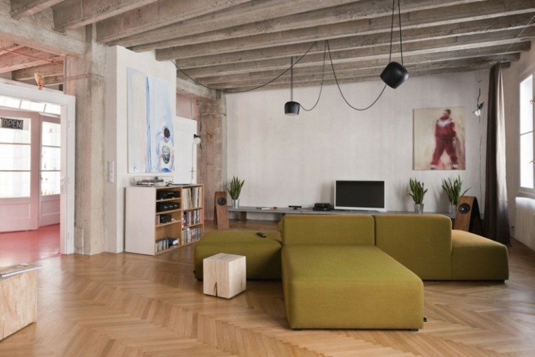 ideen zu sofa gruen loft design wohnzimmer balken decke fischgraete parkett