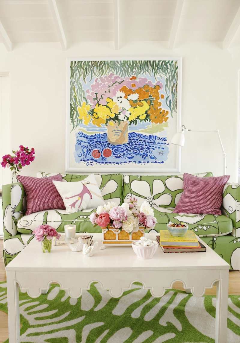 ideen zu sofa in grün florale muster weiss couchtisch rosa kissen