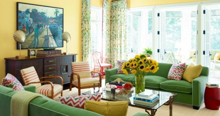 ideen zu sofa in grün gelb wandfarbe kommode glas tisch sonnenblumen