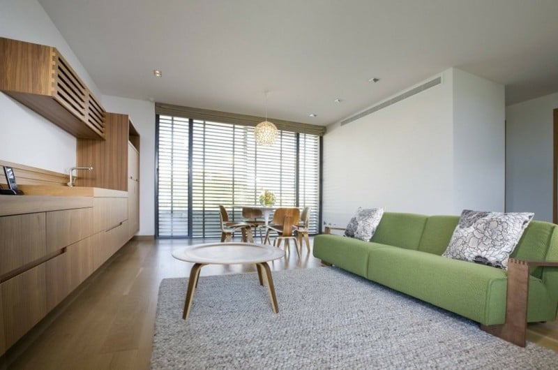 ideen zu sofa in grün kueche hell holz teppich grau wohnzimmer