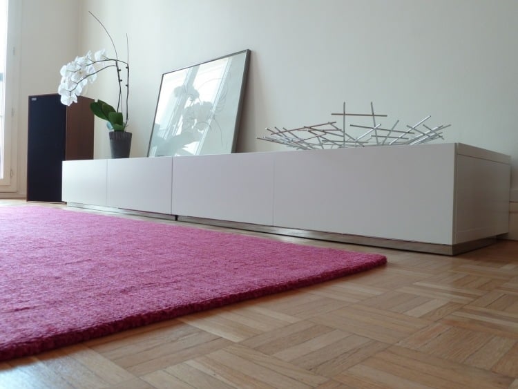 ikea-besta-regal-aufbewahrungssystem-parkettboden-teppich-rosa-pink-deko