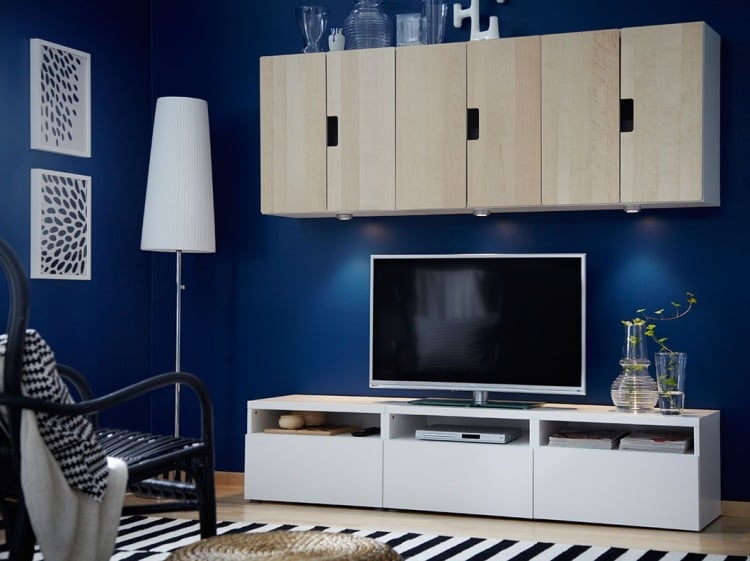 ikea-besta-regal-aufbewahrungssystem-wohnwand-tv-konsole-wandfarbe-blau-wohnzimmer-bilder