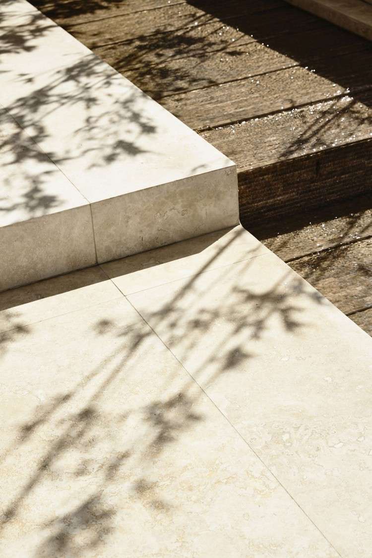 kalkstein-fliesen-platten-terrasse-dunkle-bodenplatten