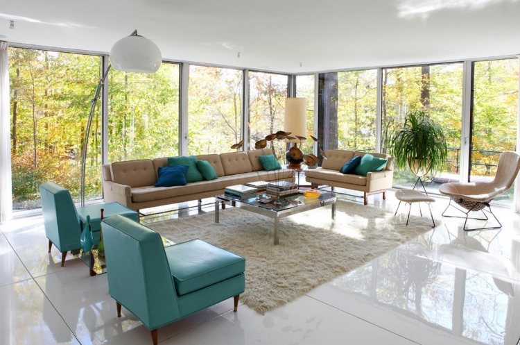 kissen-turkis-wohnzimmer-panoramafenster-sitzmoebel-elegant-licht-fellteppich