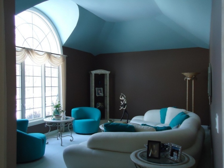 kissen-turkis-wohnzimmer-vintage-hell-sitzmoebel-polster-cremeweiss-fenster.jpg-dachgeschoss-sprossenfenster-romantisch-sitzmoebel-ovale-form