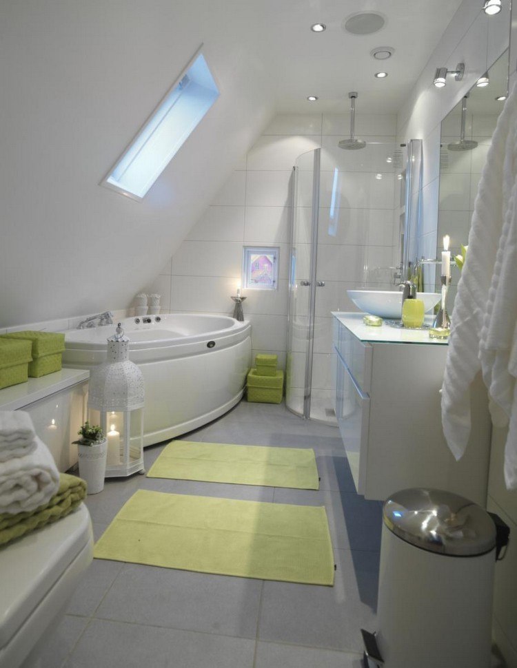 kleine-badezimmer-dachschraege-badewanne-dusche-eckeinstieg-einbauspots-gruene-akzente