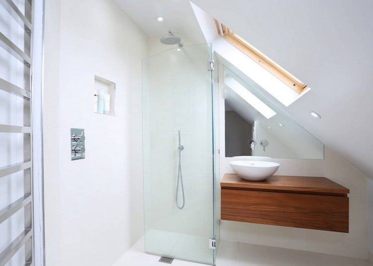 kleine Badezimmer mit Dachschräge -begehbare-dusche-glaswand-holz-waschtisch-aufsatzbecken