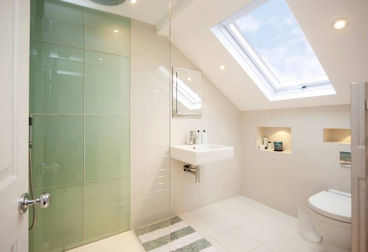 kleine Badezimmer mit Dachschräge fliesen-creme-gruen-walk-in-dusche-einbauspots-dachfenster