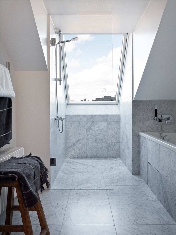 kleine-badezimmer-dachschraege-graue-wand-bodenfliesen-walk-in-dusche-badewanne