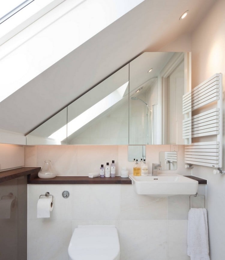 kleine-badezimmer-dachschraege-spiegelschrank-waschbecken-regale-led-leiste