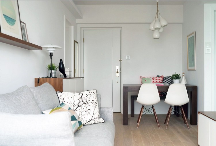 kleines-wohn-esszimmer-holzboden-esstisch-sitzbank-hellgraues-sofa