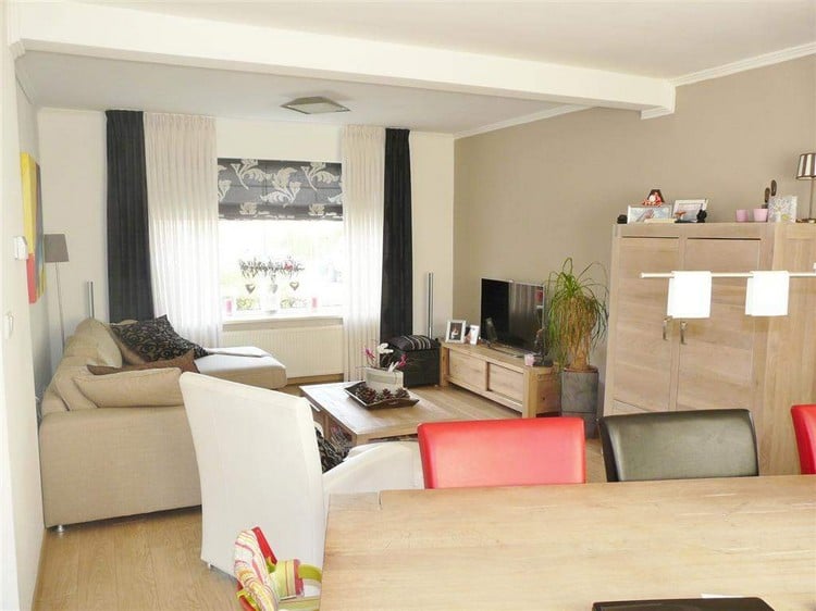 kleines-wohn-esszimmer-massivholz-moebel-eiche-beigefarbenes-sofa-rote-stuehle