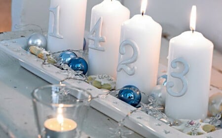 moderne adventskränze weiss design silber akzente elegant teller kugeln