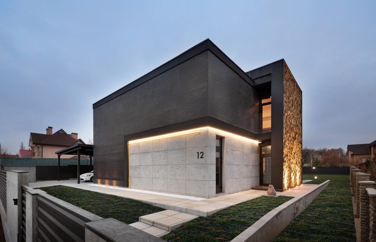 Moderne Architekturperlen einfamilienhauser-geometrisch-modern-schwarz-beton-fassade