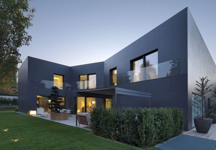 Moderne Architekturperlen einfamilienhauser-graue-fassade-terrasse-glas-gelaender