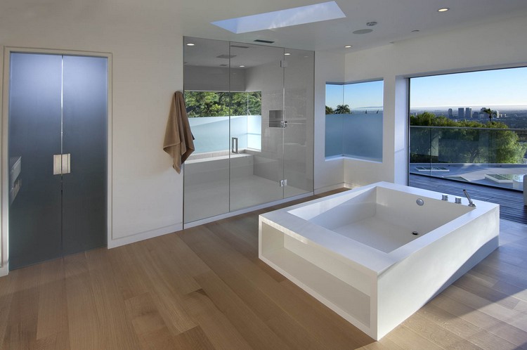 moderne-architekturperlen-einfamilienhauser-luxus-badezimmer-badewanne-heimsauna
