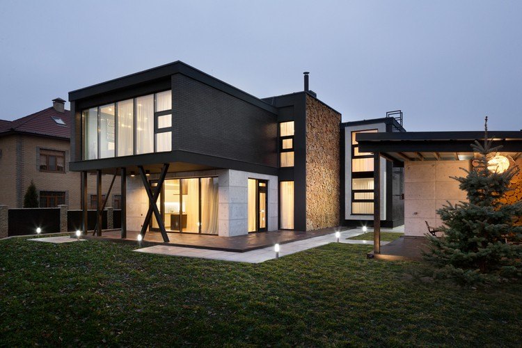 moderne-architekturperlen-einfamilienhauser-obergeschoss-stelzen-schwarz-holz