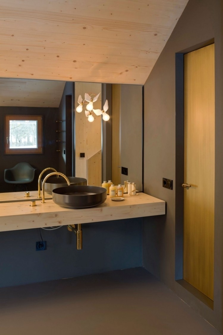 modernes-wohnen-klein-architektenhaus-badezimmer-wandfarbe-grau-waschtisch-holz-aufsatzwaschbecken-spiegelwand